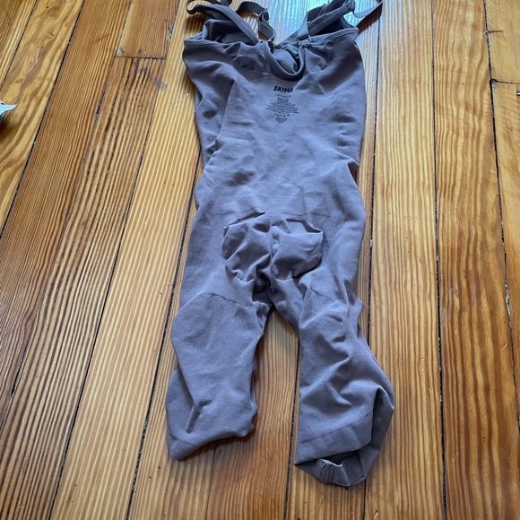 SKIMS kneelength compression bodysuit - Picture 3 of 3